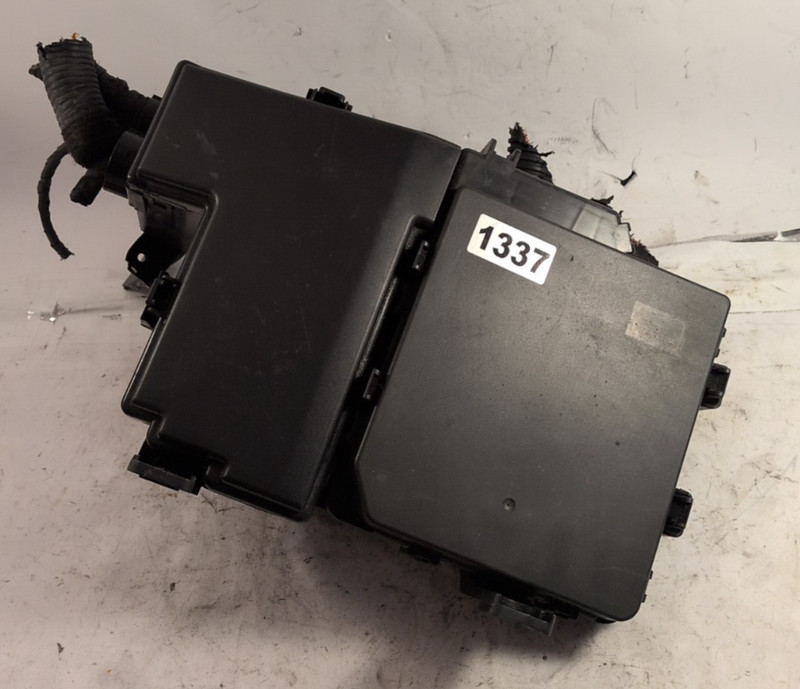 2007-2012 Nissan Sentra 2.0L Engine Compartment Fuse Box Assembly OEM