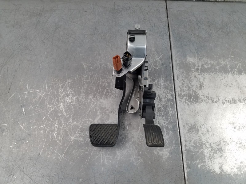 2015 Nissan Juke Nismo RS Accelerator / Brake Pedal Assembly #0247 F1