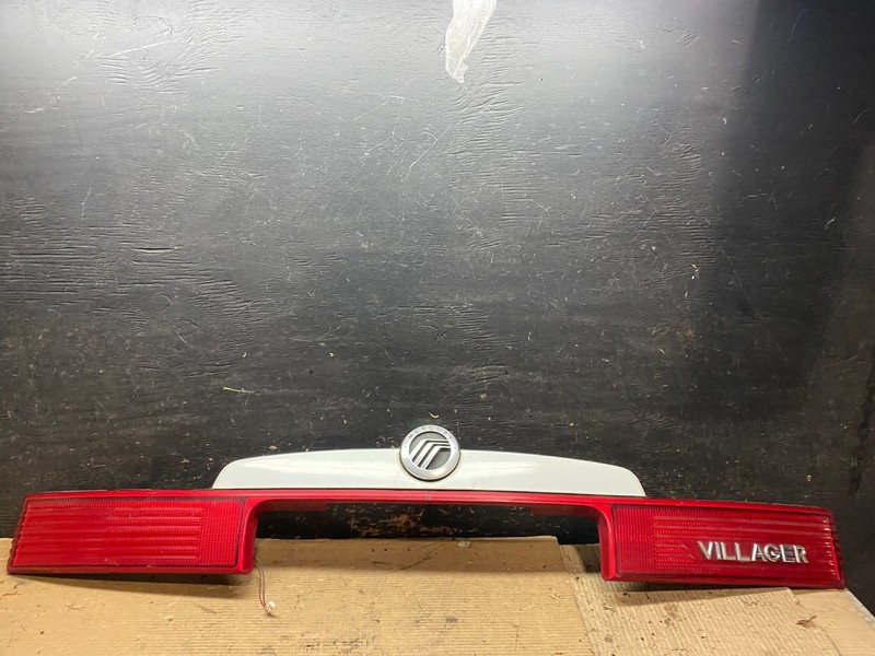 1999 to 2002 Mercury Villager Trunk Lid Center Tail LightV9566 DG