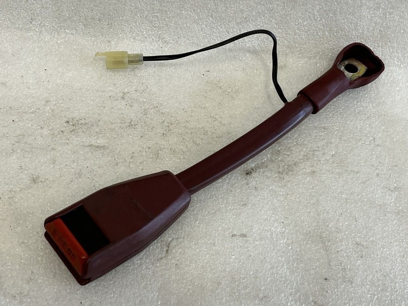 1984 1985 HONDA ACCORD SEDAN LEFT DRIVER FRONT SEAT BELT BUCKLE MAROON