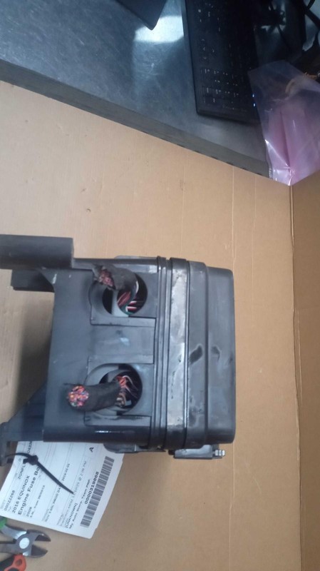 2016 Chevrolet Equinox OEM Fuse Box 3.6L White 23158538, 23404555, Used