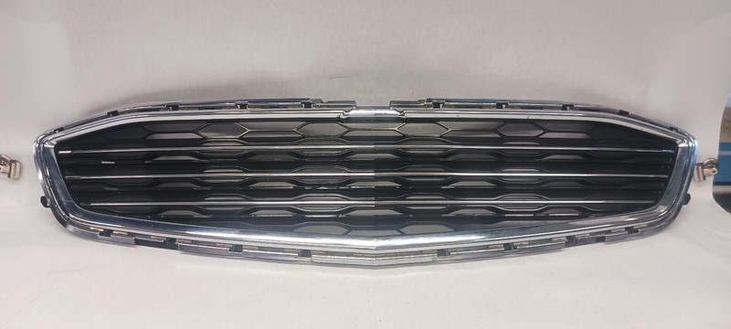 16-'18 CHEVROLET MALIBU center Grille OEM Grade B