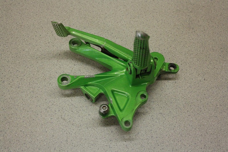 06 KAWASAKI ZX 10 R NINJA FRONT RIGHT DRIVER FOOT PEG W/BRACKET ZX 1000 ZX10R
