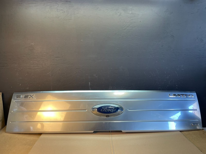 2009 to 2012 Ford Flex Trunk Lid Hatch Molding Trim Panel W/Camera ab7910 DG
