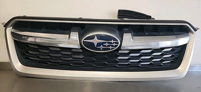 2012 - 2016 SUBARU IMPREZA FRONT BUMPER GRILLE ONLY W/ MOLDING TRIM Emblem OEM