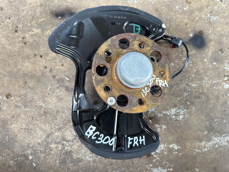08-15 Mercedes W204 FRONT RIGHT PASSENGER SIDE WHEEL SPINDLE KNUCKLE W/ HUB OEM