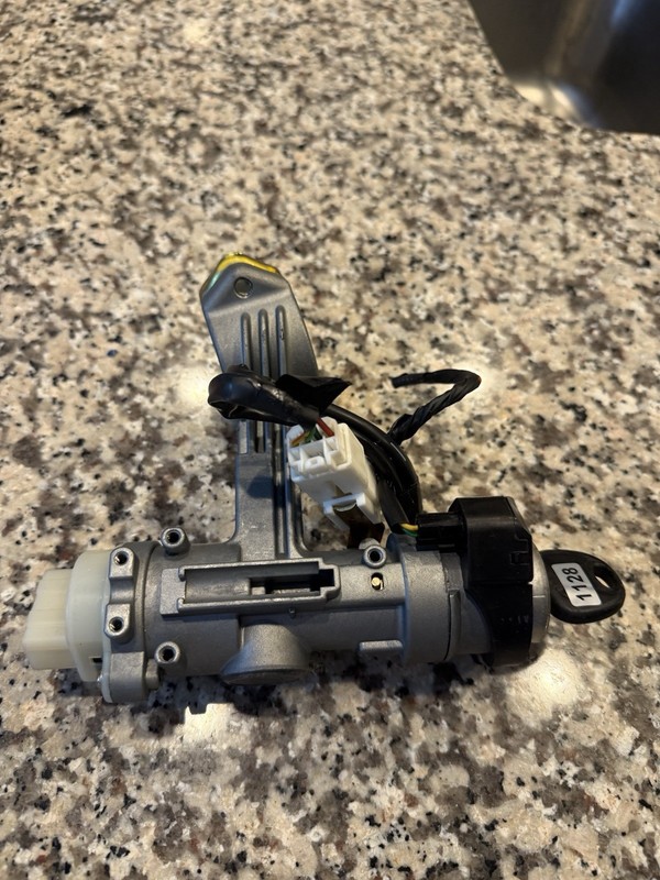 2005-2009 Hyundai Tucson Ignition Switch Lock Cylinder W/ Key Immobilizer OEM