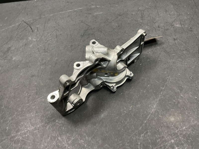 Thermostat Housing 2018 BMW X1 11518601366 2016 2017 2019
