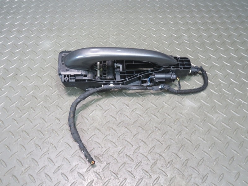 2015-2018 PORSCHE MACAN FRONT RIGHT DOOR EXTERIOR HANDLE W/ KEYLESS ENTRY