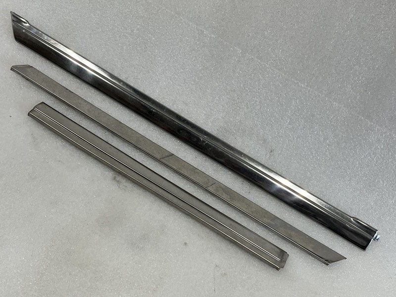 1988 1989 1990 1991 JEEP GRAND WAGONEER RIGHT FRONT DOOR WINDOW TRIM MOLDINGS
