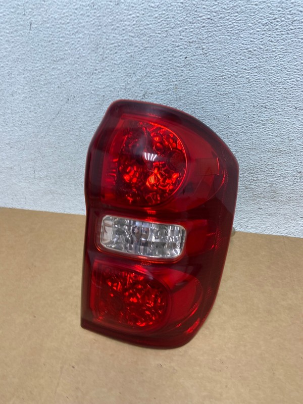 2004 2005 Toyota RAV4 Right RH Passenger Side Tail Light OEM AE2916 LK
