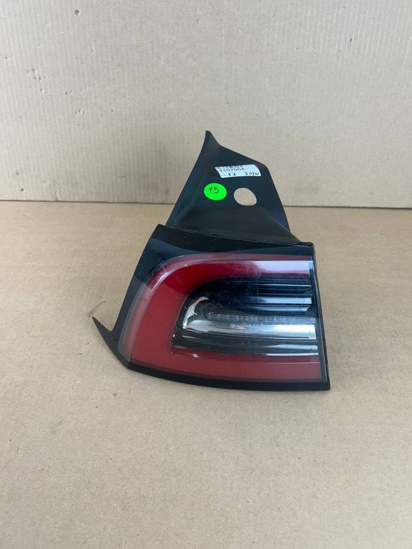 ✅Tesla Model 3 Rear Left Tail Light Lamp Quarter Mounted 3 Pin 1077397 w/scratch