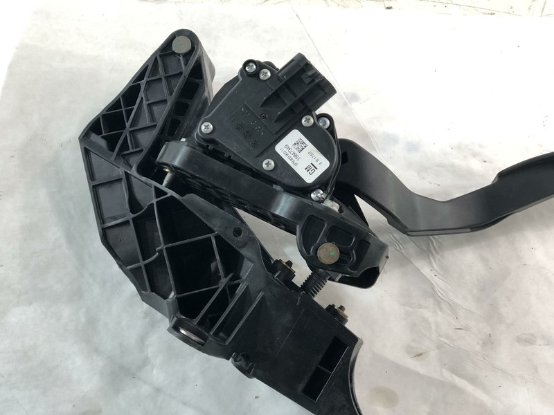 07 08 09 10 11 12 13 Silverado Sierra Tahoe Yukon Gas Accelerator With Sensor
