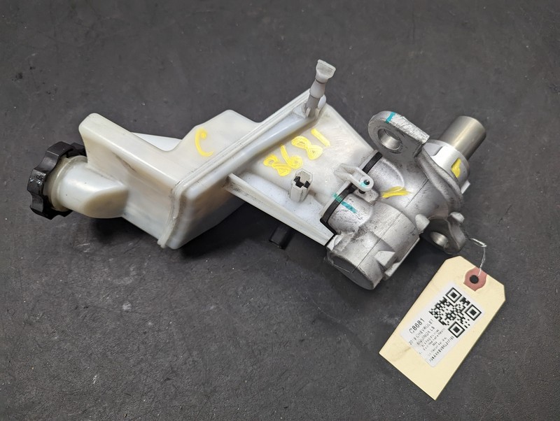 Brake Master Cylinder w/ Reservoir 2019 Chevrolet Equinox 84104229 2018 - 2022