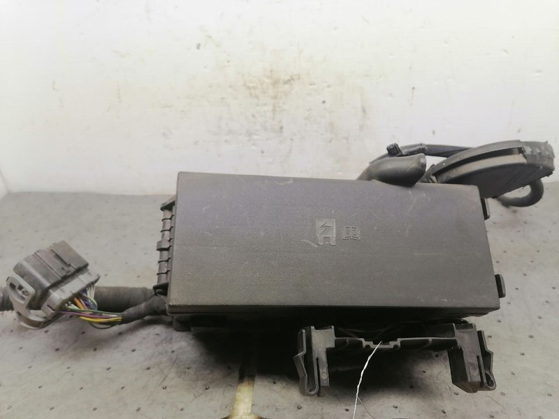 Fuse Junction Box Engine Fits 13-16 MKS 1702758