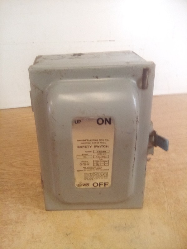 Dayton 2W240 30AMP Safety Switch Enclosure "READ DESCRIPTION"