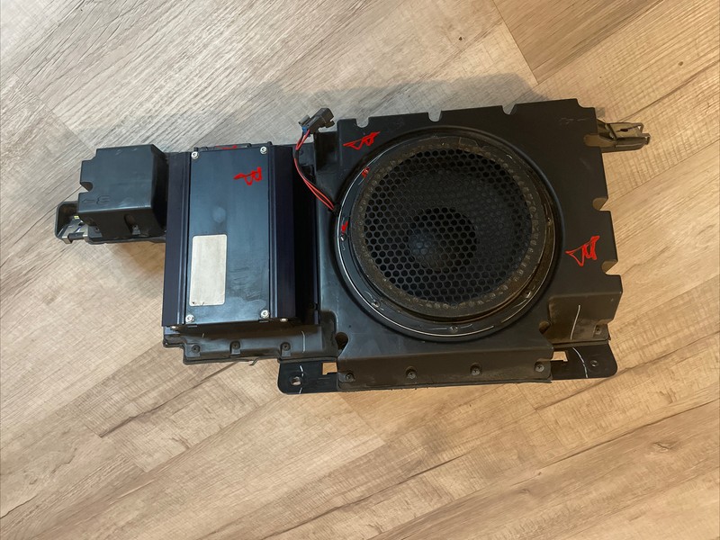 2006 - 10 Hummer H3 Subwoofer With Amplifier SUV 2007 09 15851583 2007 Complete