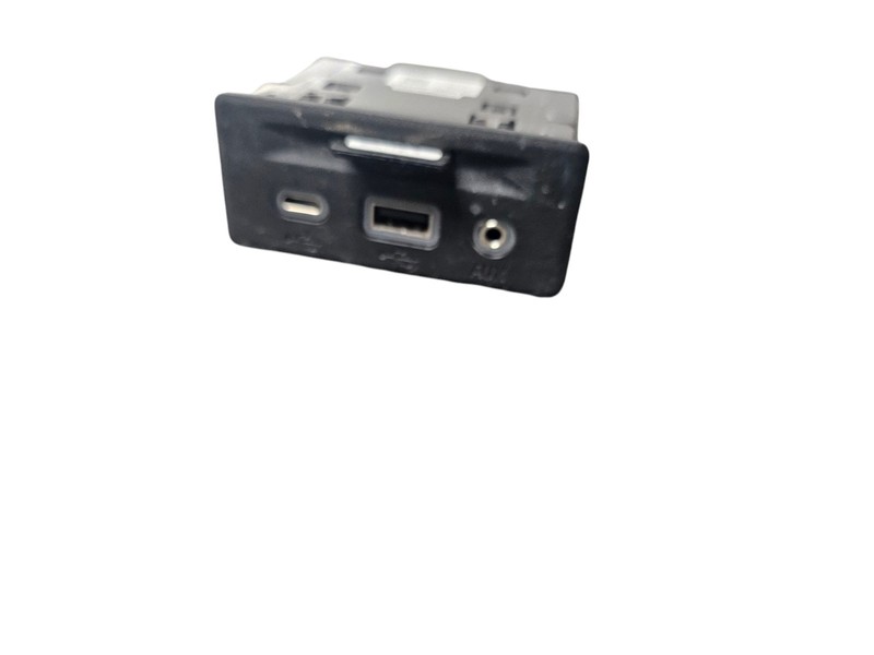 2022 CHEVROLET EQUINOX AUX MEDIA USB TYPE C SOCKET PORT 13529861 OEM