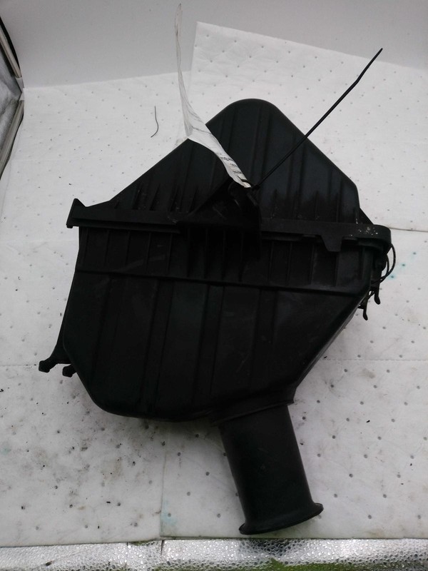 Used Air Cleaner Assembly fits: 2005 Mercury MontegoGrade A