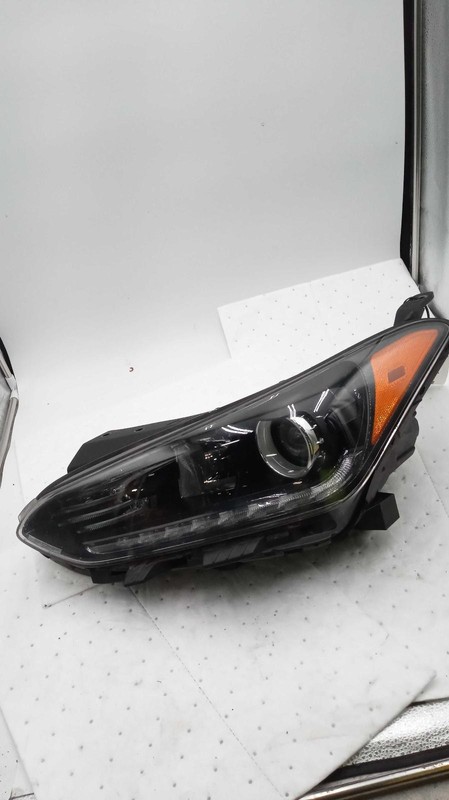 Used Left Headlight Assembly fits: 2021 Hyundai Veloster halogen low beam Left G