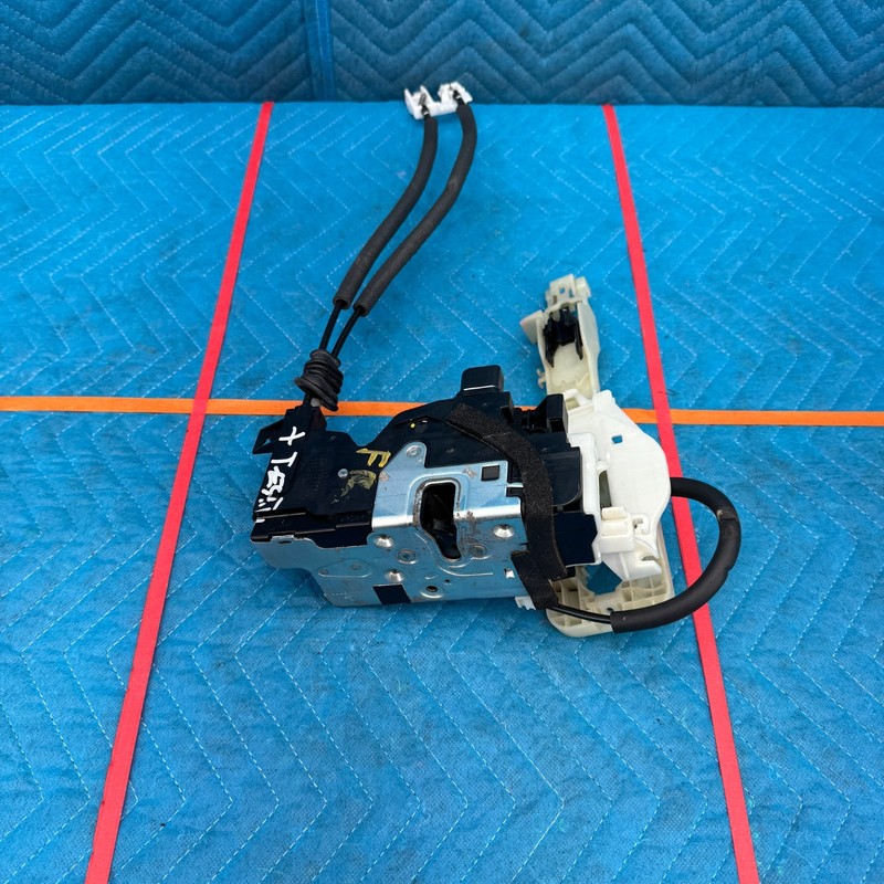 2011–2016 Hyundai Equus Front Right Door Lock Actuator OEM 813203N000