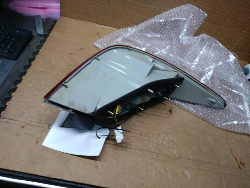Used Right Tail Light Assembly fits: 2011 Hyundai Sonata VIN C 8th digit quarter
