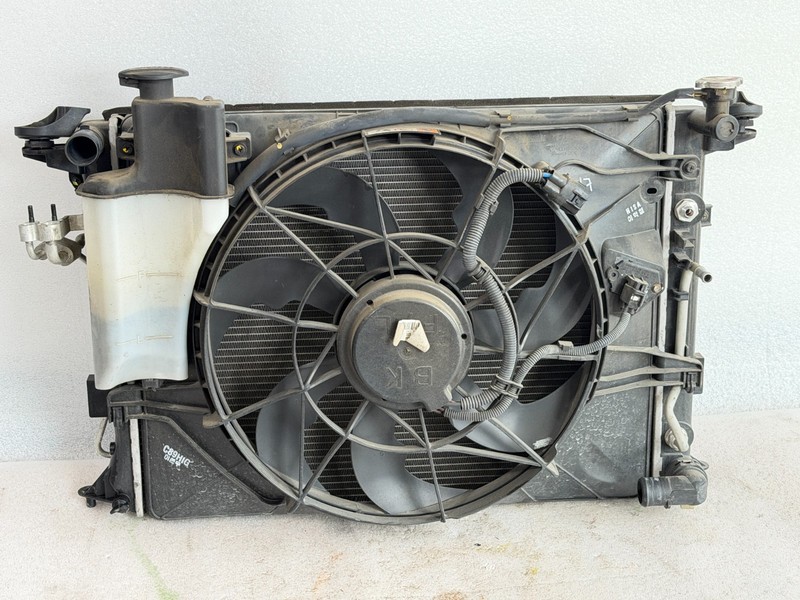 12-14 HYUNDAI GENESIS COUPE BK2 2.0L - RADIATOR W/ BOTH COOLING FANS & TANK 325