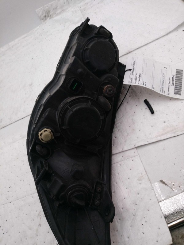 Used Right Headlight Assembly fits: 2010 Hyundai Elantra Sdn Right Grade B