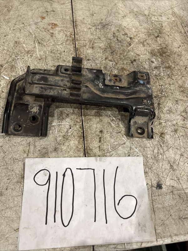 Upper Right Radiator Bracket | Fits 1999-2004 Ford F250 F350