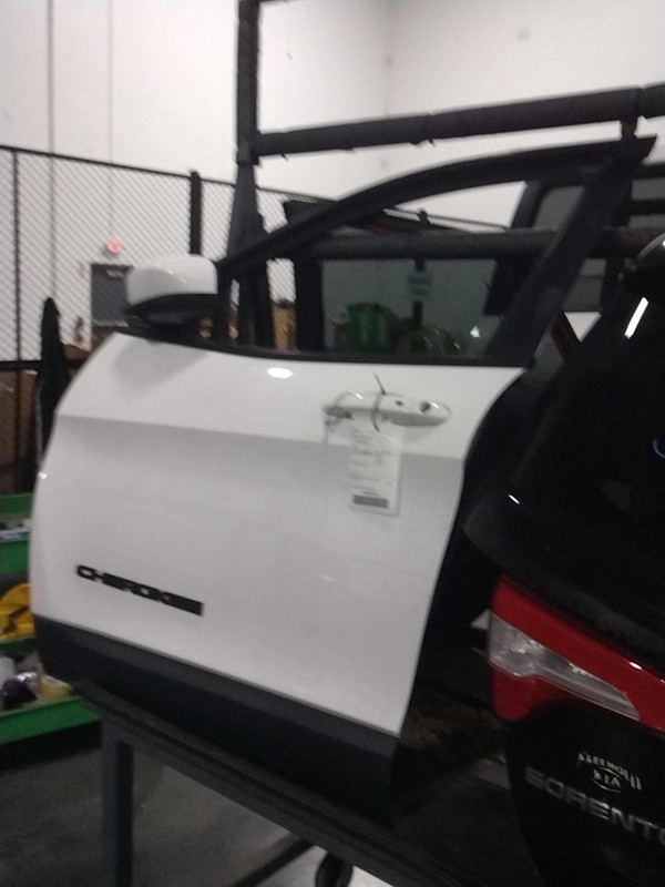 2019 Jeep Cherokee Left Front Door White OEM 697039 134K Miles