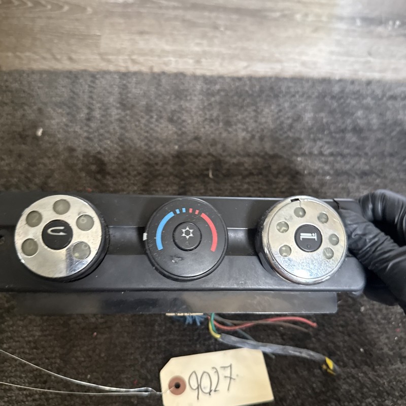 Freightliner Cascadia Heater A/C Temp Controls - P/N: A22-60645-501 broken