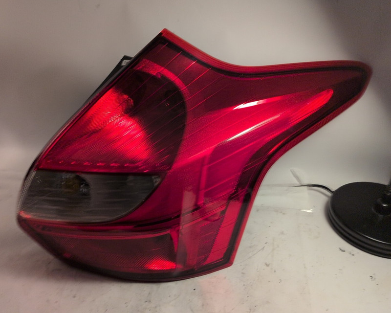2012-2014 Ford Focus Hatchback Passenger Right Side Tail Light Lamp Assembly OEM
