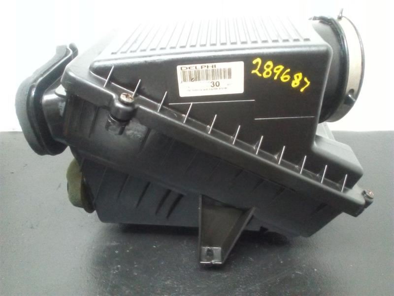 99-02 GMC Sierra 1500 8.1L Air Cleaner Box Assembly OEM 25873812
