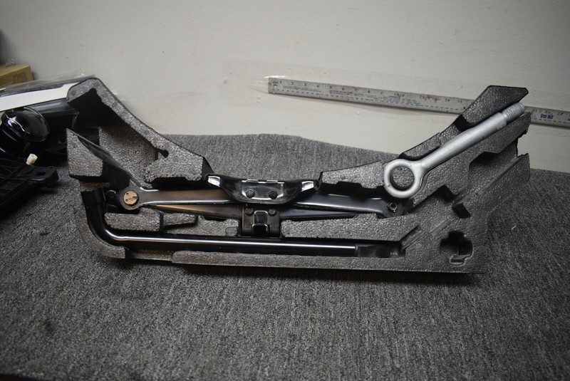 2016 JAGUAR XE JACK KIT FACTORY OEM