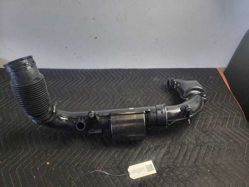 2018-2022 Volvo XC40 Engine Air Intake Duct Hose Tube 2.0L FWD 35k OEM 32224385