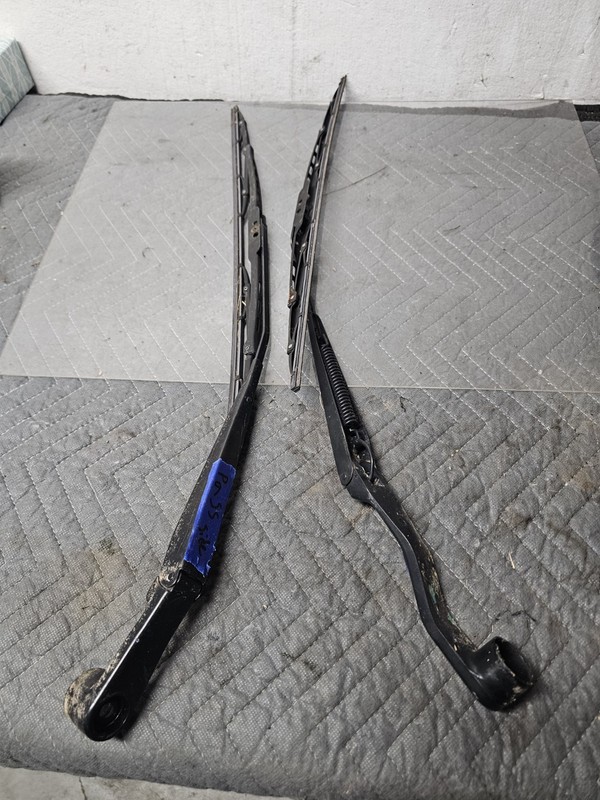 07-17 JEEP PATRIOT WINDSHIELD FRONT WIPER ARM SET (Left AND Right)
