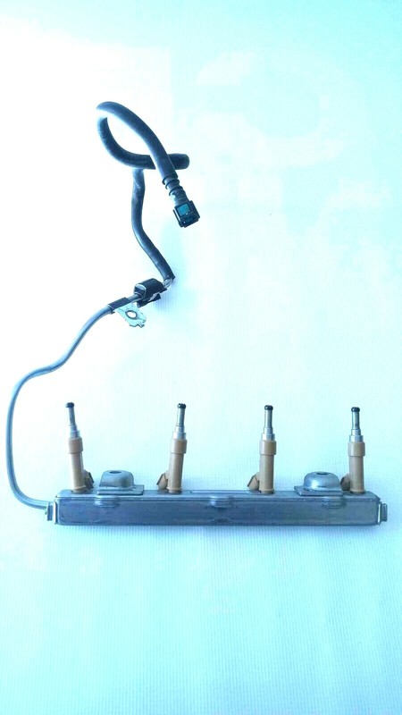2014 toyota corolla 4 cyl engine1.8l fuel rail and 4 injectors oem
