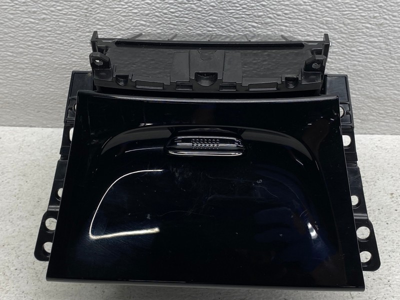 2017-2019 BUICK ENCORE FRONT CENTER CONSOLE USB AUX ASH TRAY ASSEMBLY OEM LOT677