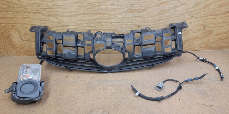 2010 2011 Toyota Prius Front Upper Grille & Foglight Cover W/ Turn SignalOEM