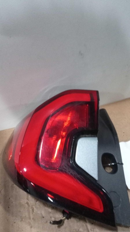 2018 GMC Terrain Left Tail Light Assembly Silver 700202 35K Miles SLT