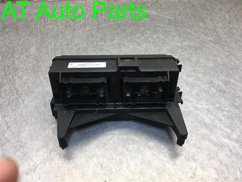 2004-2006 DODGE DURANGO 4.7L Fuse Box Power Distribution Box OEM