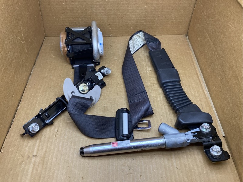 2011-2016 Kia Sportage Front Right Passenger Side Seat Belt Seatbelt Retractor