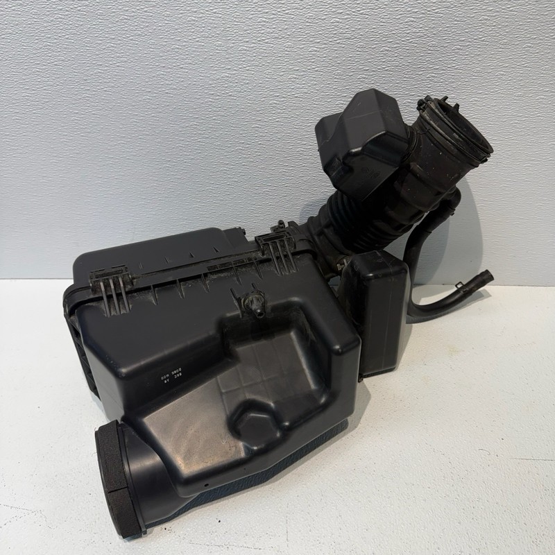 06-14 Kia Sedona Air Intake Cleaner Box Cover Assembly OEM 28192-4D200