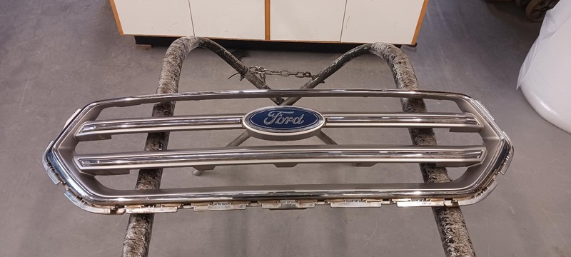 17-'19 FORD ESCAPE Upper Grille OEM Grade B Condition!