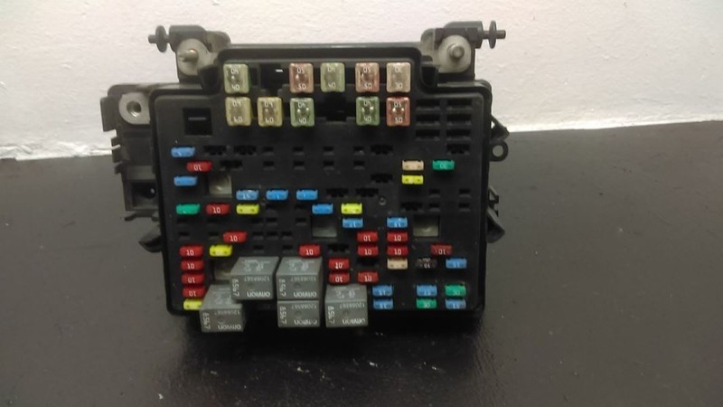 03-06 Cadillac Escalade Engine Fuse Box Relay Unit OEM 15201930