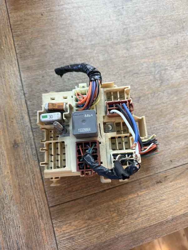 2003 GMC YUKON INTERIOR CABIN FUSE BOX