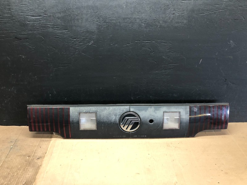 1992 1993 1994 Mercury Grand Marquis Trunk Lid Center Tail Light D9207 OEM DG1