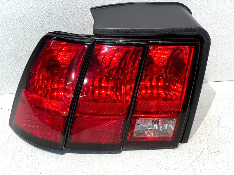 99-04 FORD MUSTANG DRIVER LEFT REAR TAIL LIGHT LAMP OEM
