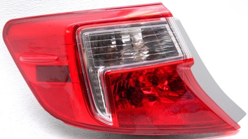 OEM Toyota Camry Left Driver Side Tail Lamp Lens Crack 81560-06470