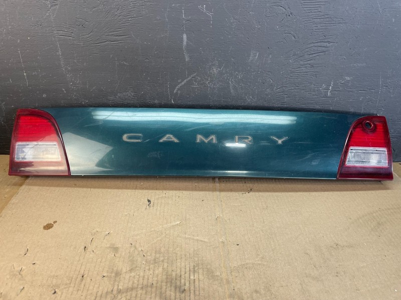 1995 1996 Toyota Camry Center Trunk Rear Tail Light AB7965 DG